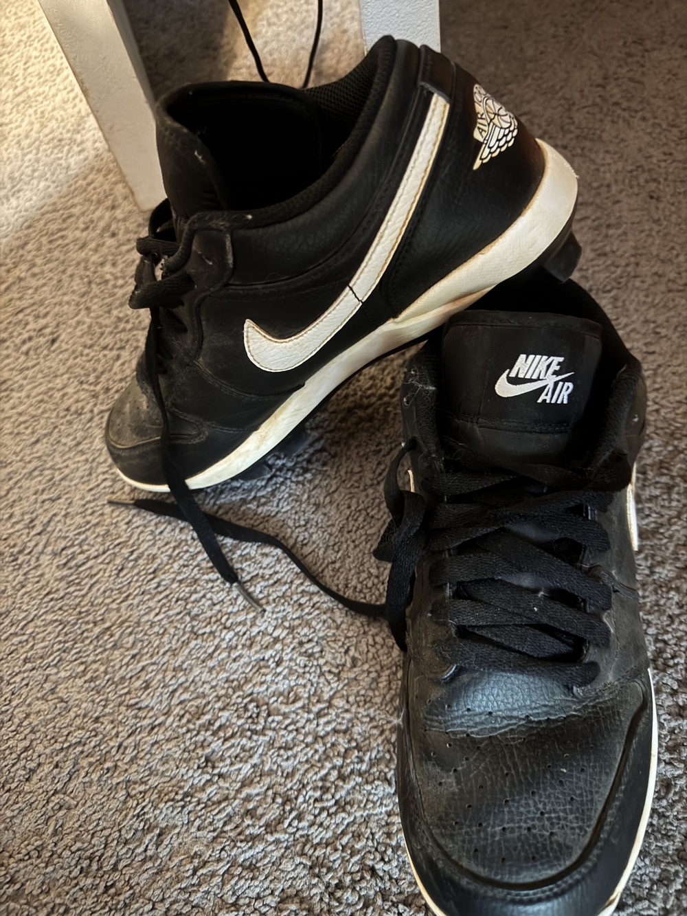 Nike Black and White Mens Low-Top Cleats